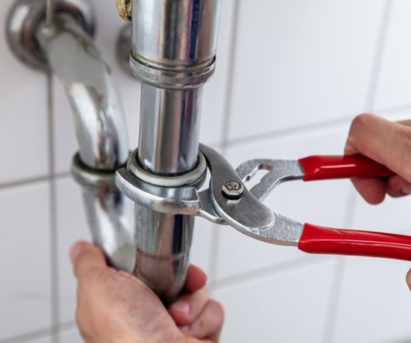 Arbeit am Rohr mit Rohrzange – Rohrbruch-Notdienst