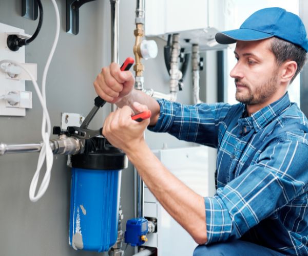 Installateur bei der Reparatur an Ventilen und Leitungen – Notdienst
